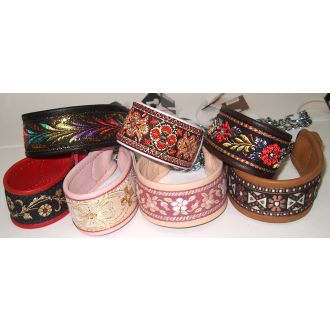 Puolikuristava nappanahkapanta 25 mm punainen kor.nauhalla